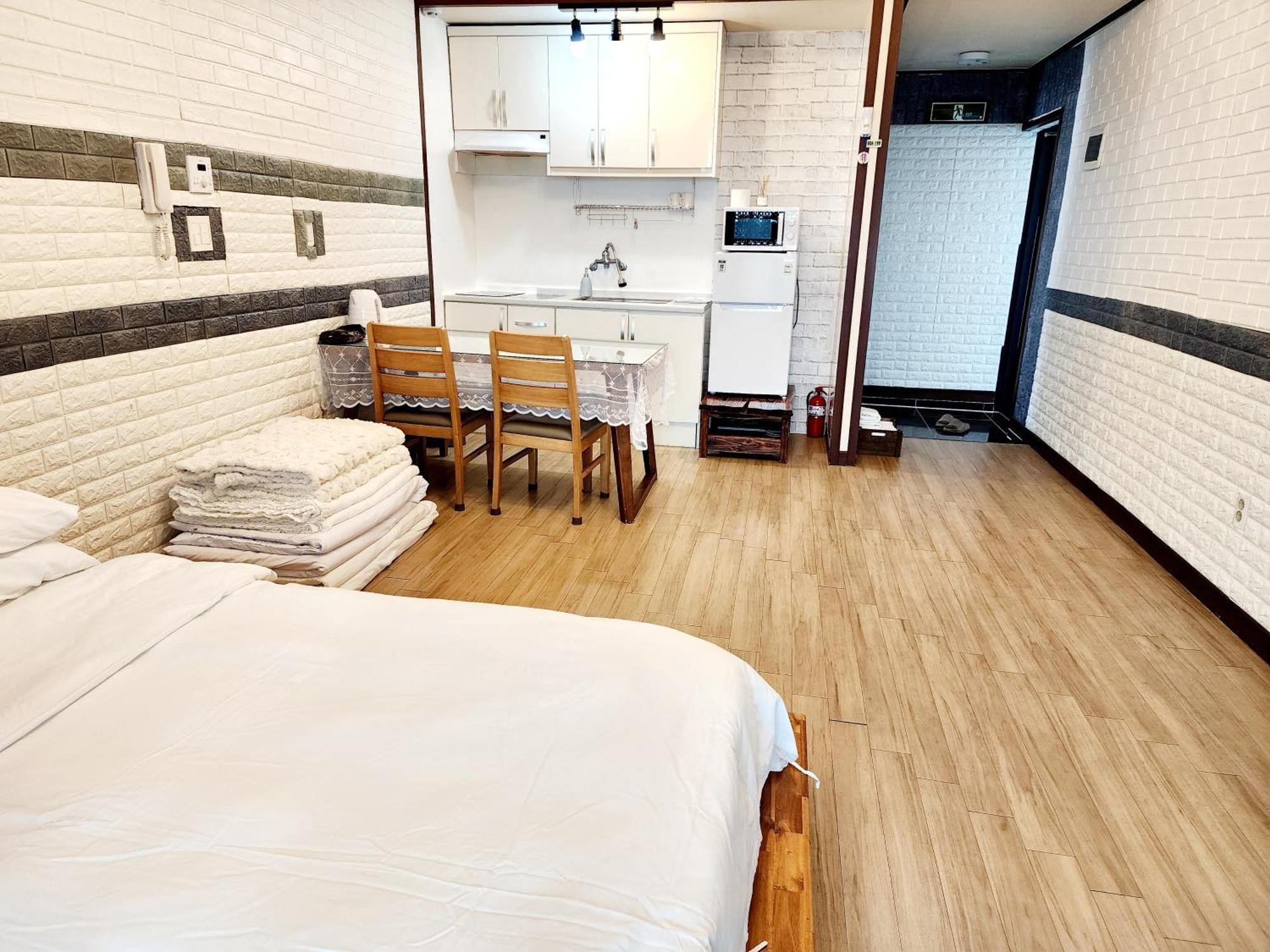 Pureun Jeju Pension Согвіпо Номер фото